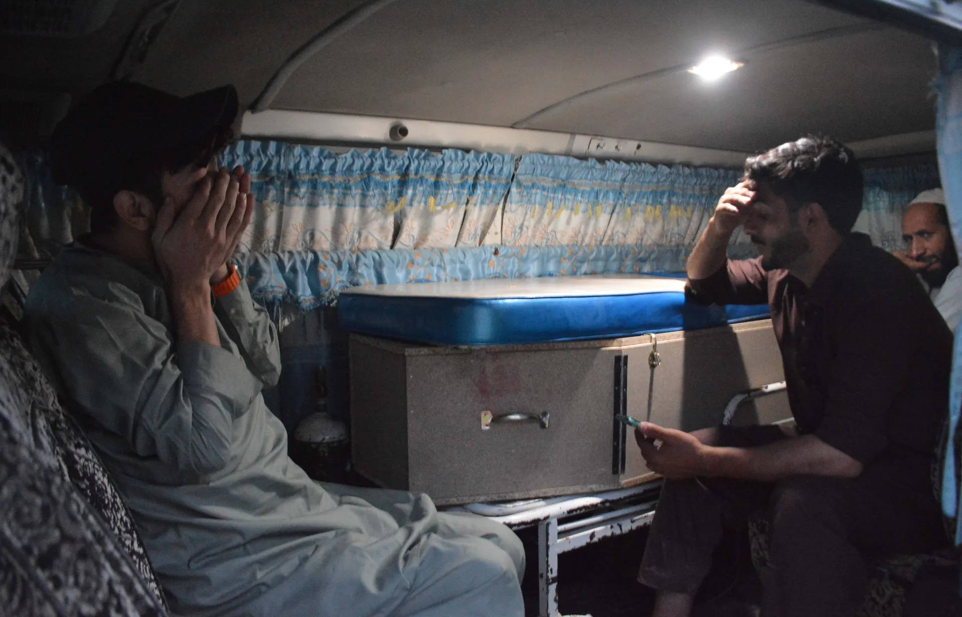 QUETTA, BALUCHISTAN, PAKISTAN - 31. JULI 2026: Najmanje 34 rudara poginula su u eksploziji metana u rudniku uglja u blizini Quette u Pakistanu, saopštile su lokalne vlasti u petak.Spasioci i lokalno stanovništvo okupili su se u rudniku u području Sorange,