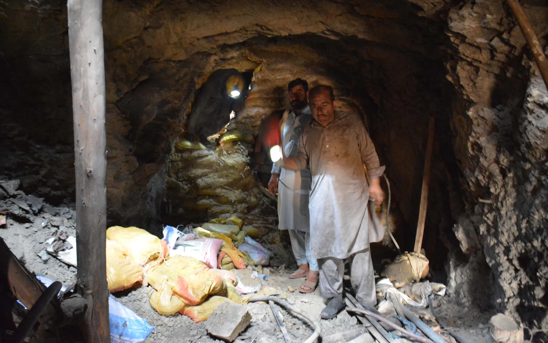 QUETTA, BALUCHISTAN, PAKISTAN - 31. JULI 2026: Najmanje 34 rudara poginula su u eksploziji metana u rudniku uglja u blizini Quette u Pakistanu, saopštile su lokalne vlasti u petak.Spasioci i lokalno stanovništvo okupili su se u rudniku u području Sorange,