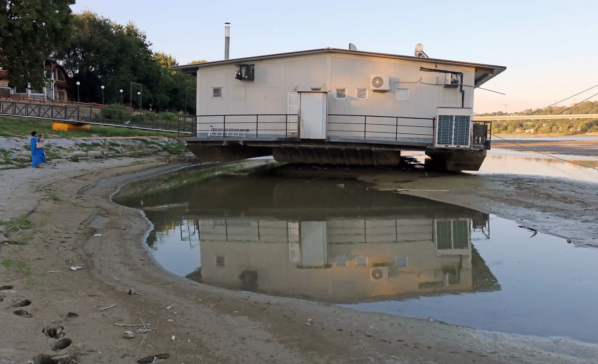 Dunav se povukao, kupači hodaju koritom rijeke, proglašene vanredne situacije u Srbiji - slika 2