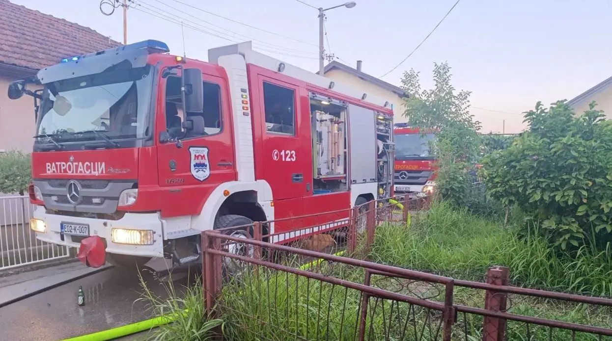 Požar u banjalučkoj fabrici, vatrogasci od ranih jutarnjih sati gasili vatru