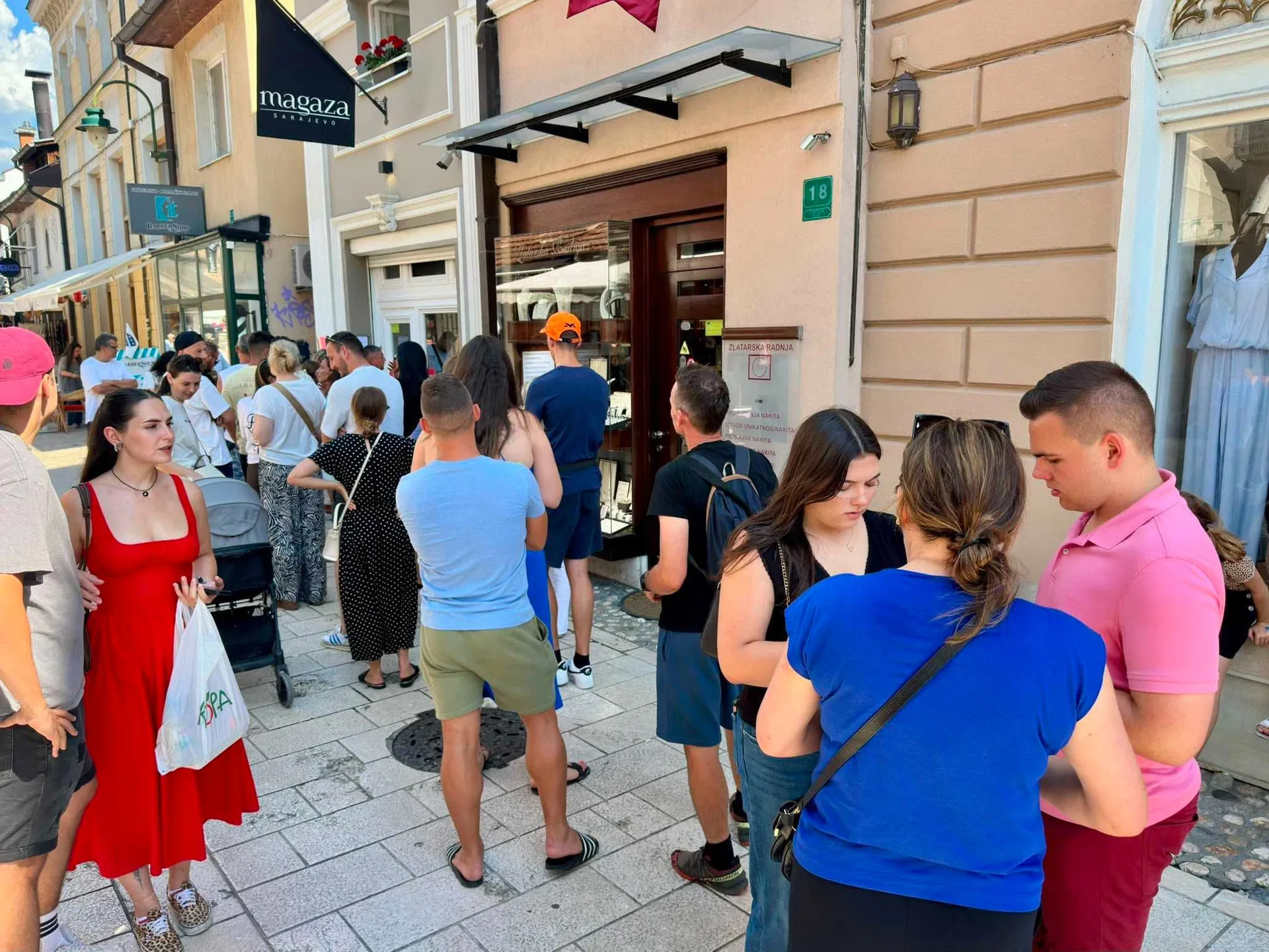 Ogromne gužve ispred Magaze
