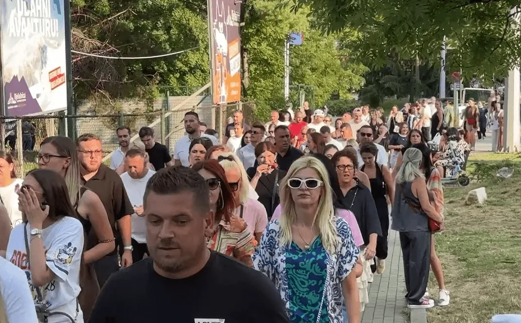 (Video) Rijeka ljudi slijeva se prema Koševu uoči koncerta Dine Merlina