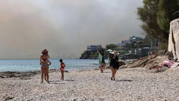 Hiljade evakuisanih na Kritu, borba sa požarima traje u Francuskoj i Španiji