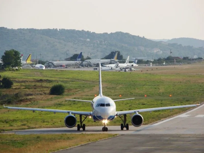 Nakon drona pukla guma na avionu iz Madrida, otkazani brojni letovi 