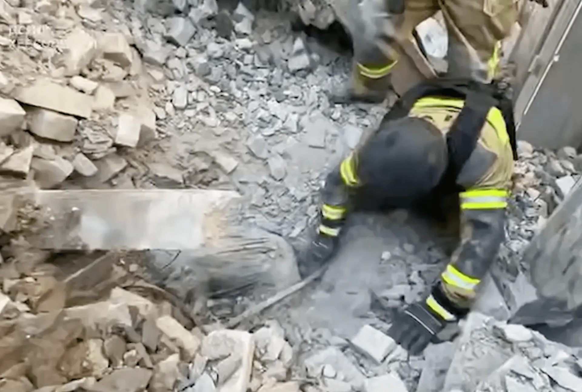 Ukrajinske hitne službe izvukle tijelo iz ruševina nakon ruskog napada