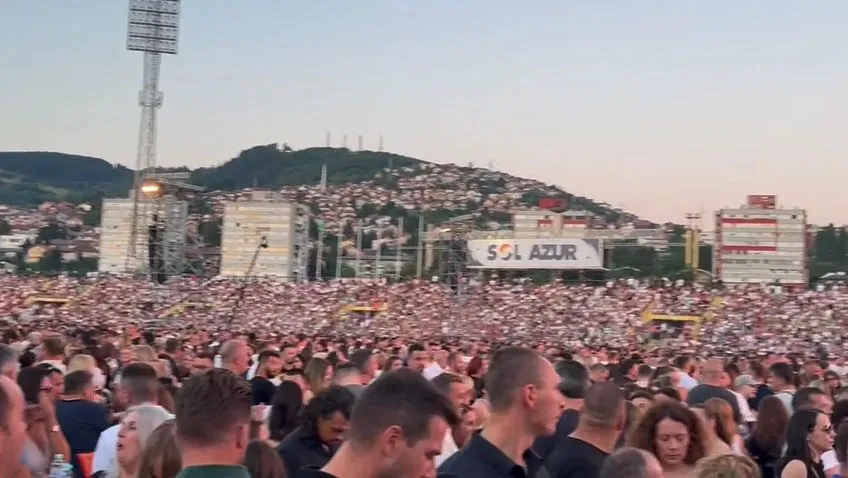 Desetine hiljada ljudi na stadionu Koševo, čeka se početak drugog koncerta Dine Merlina