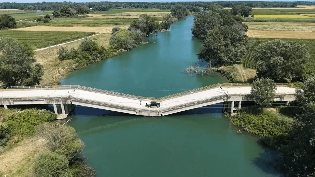 Nevjerovatan prizor iz Grčke, most se urušio prije tri godine, vozači ga i dalje koriste