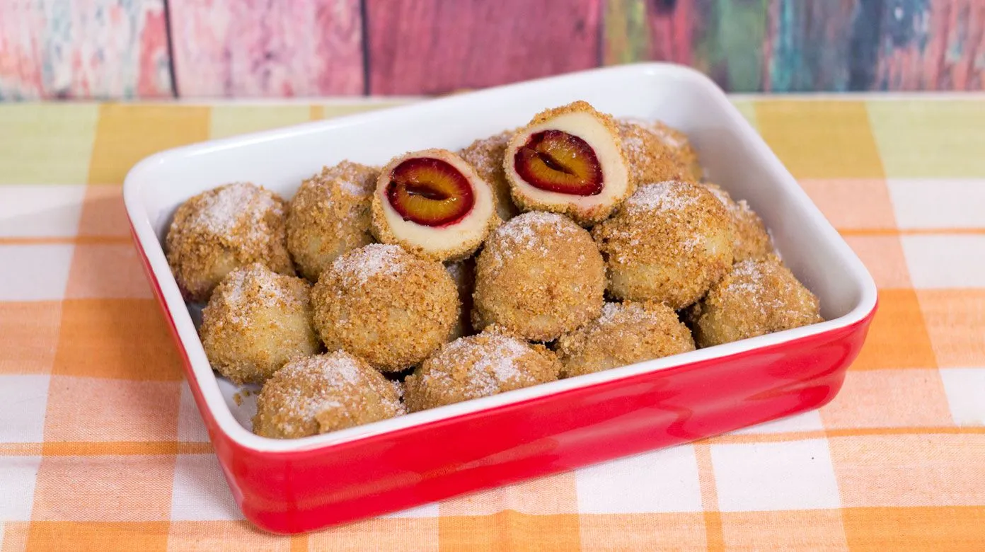 Ovaj recept za knedle sa šljivama osvojio je internet, a ne trebaju vam ni jaja ni krompir