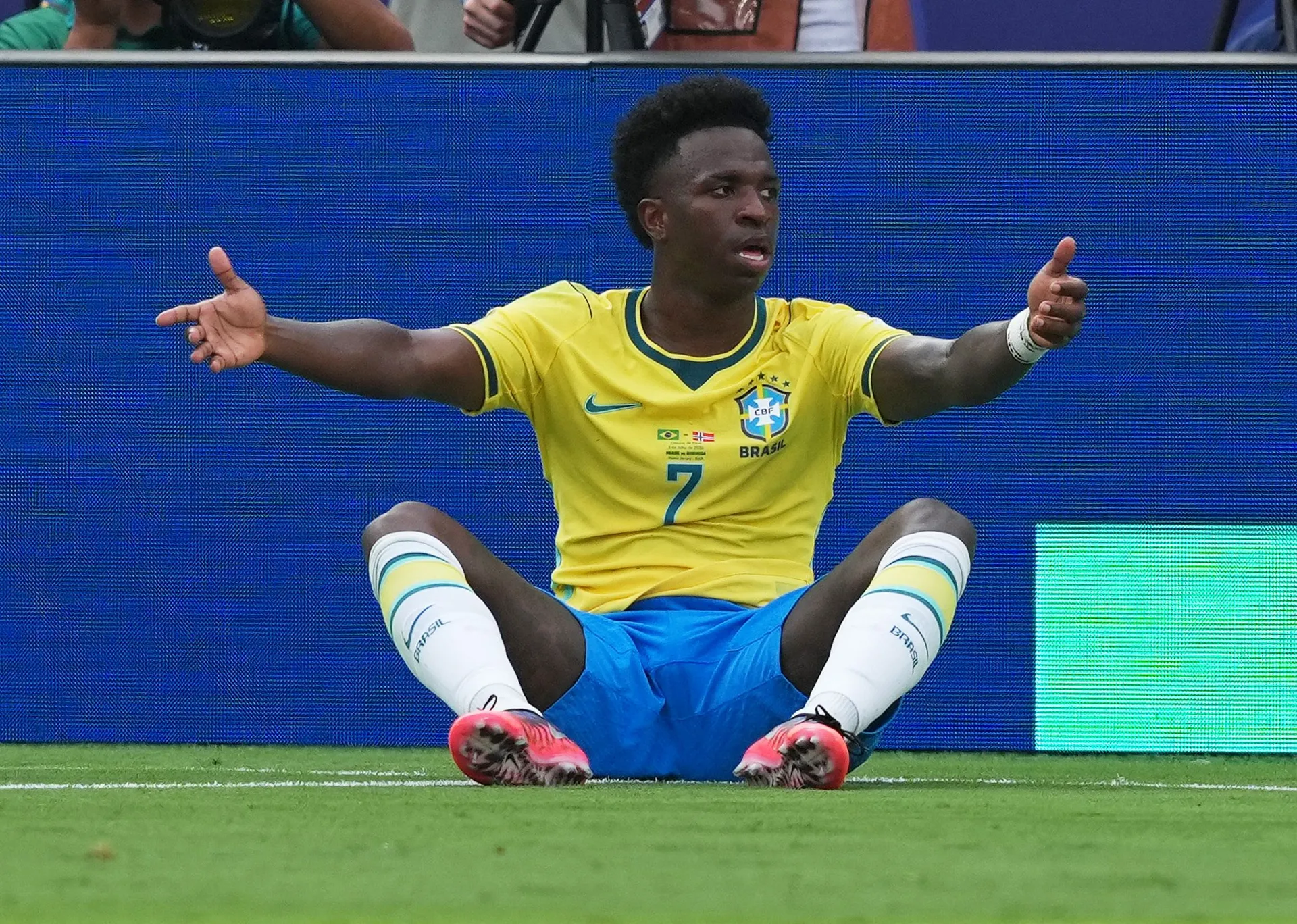 Vinicius se vraća u Madrid, očekuju ga ključni razgovori o budućnosti u klubu