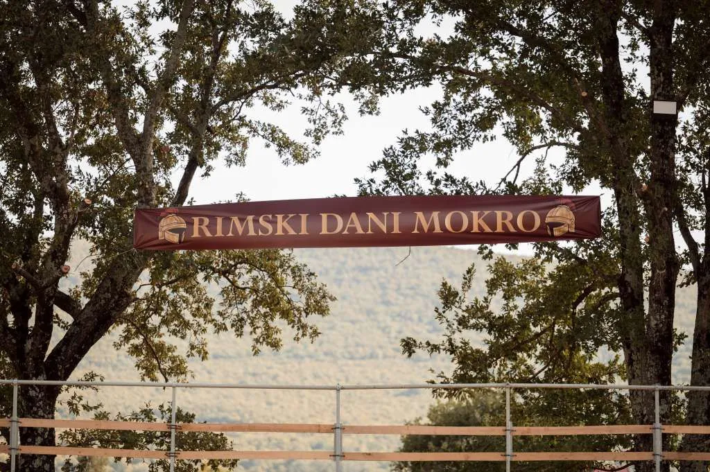Kadrovi sa historijskog festivala u Mokrom
