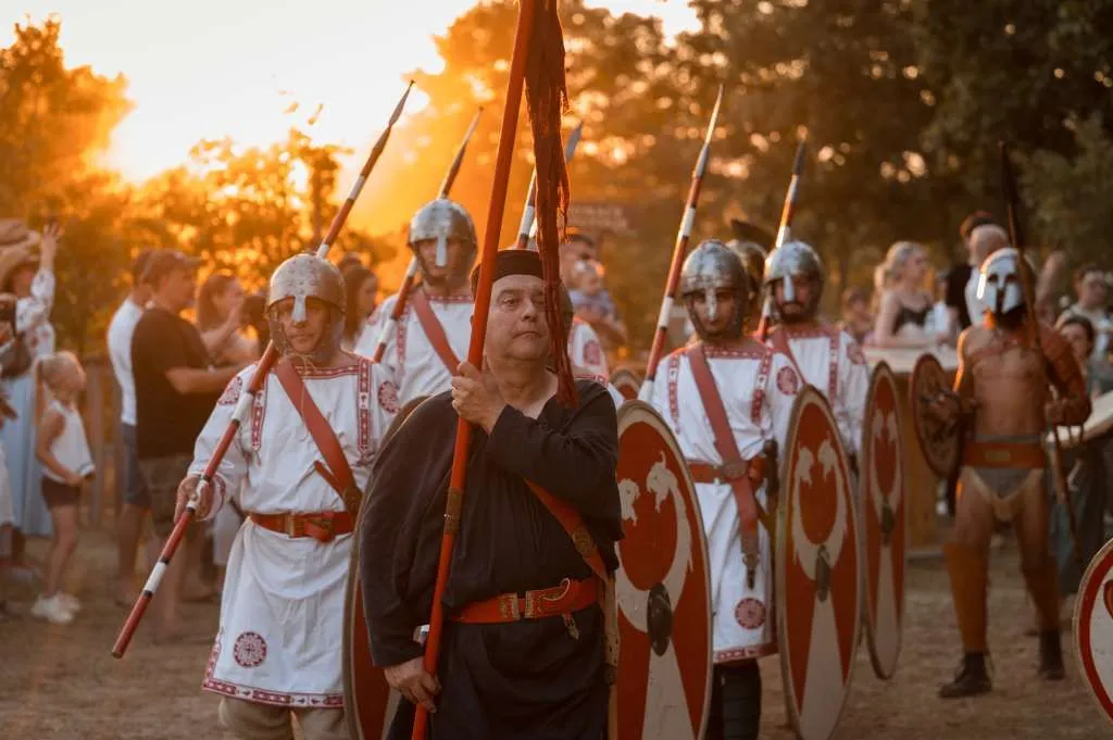 Kadrovi sa historijskog festivala u Mokrom