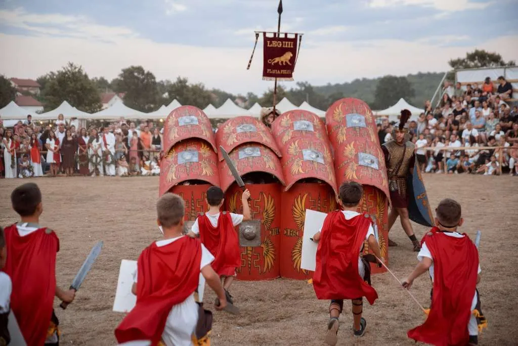 Kadrovi sa historijskog festivala u Mokrom