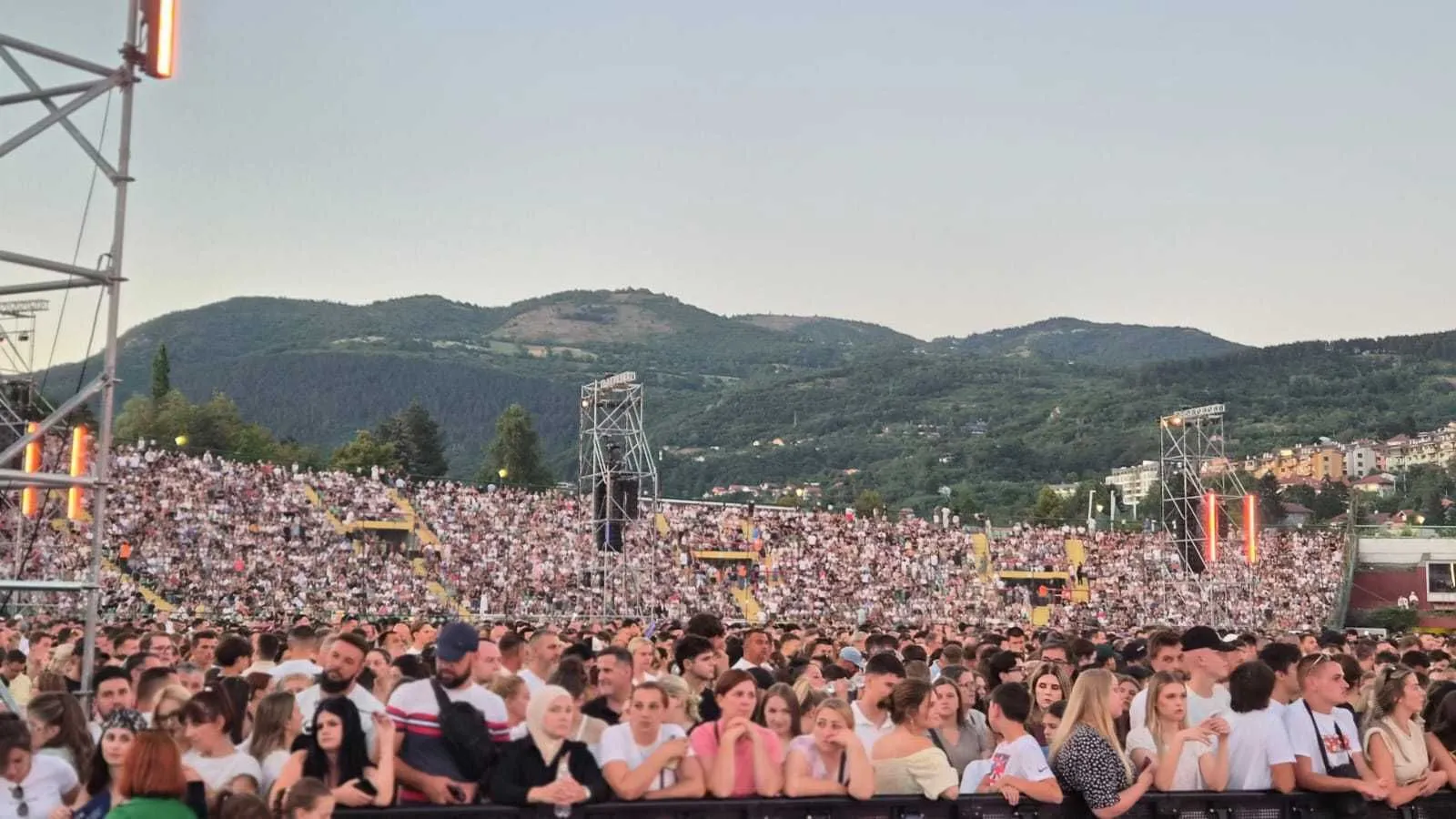 Stadion Koševo je pun i treću noć zaredom, sve spremno za još jedan spektakl