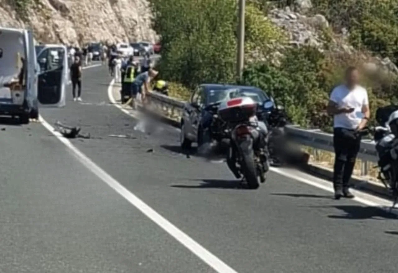 Jedna osoba poginula u sudaru motocikla i automobila na putu prema Neumu