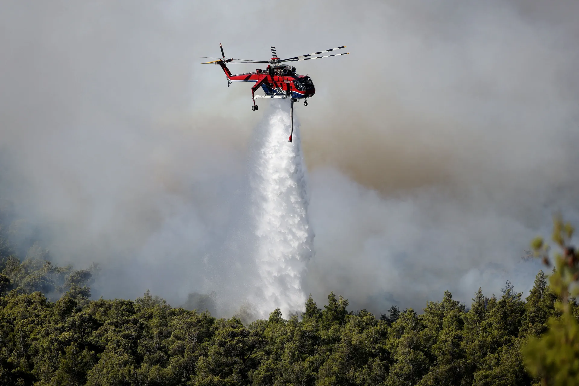 Poginule dvije osobe nakon stravičnog sudara helikoptera, gasili požare
