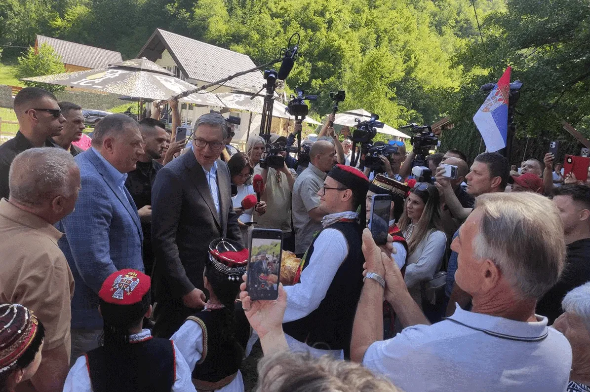 Vučić pozvao Srbe, Bošnjake i Hrvate da dođu na "čašicu razgovora" u Čipuljić kod Bugojna