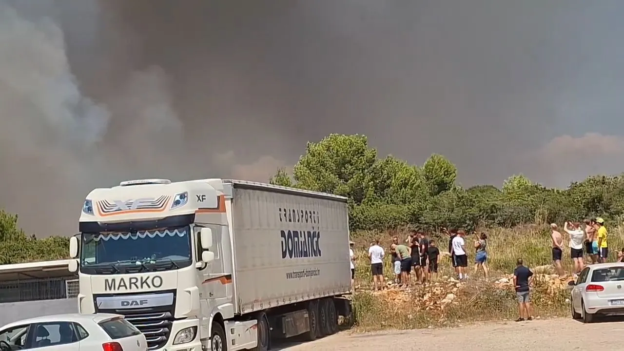  Veliki požar u Zadru, dignuti kanaderi iznad grada se diže crni dim