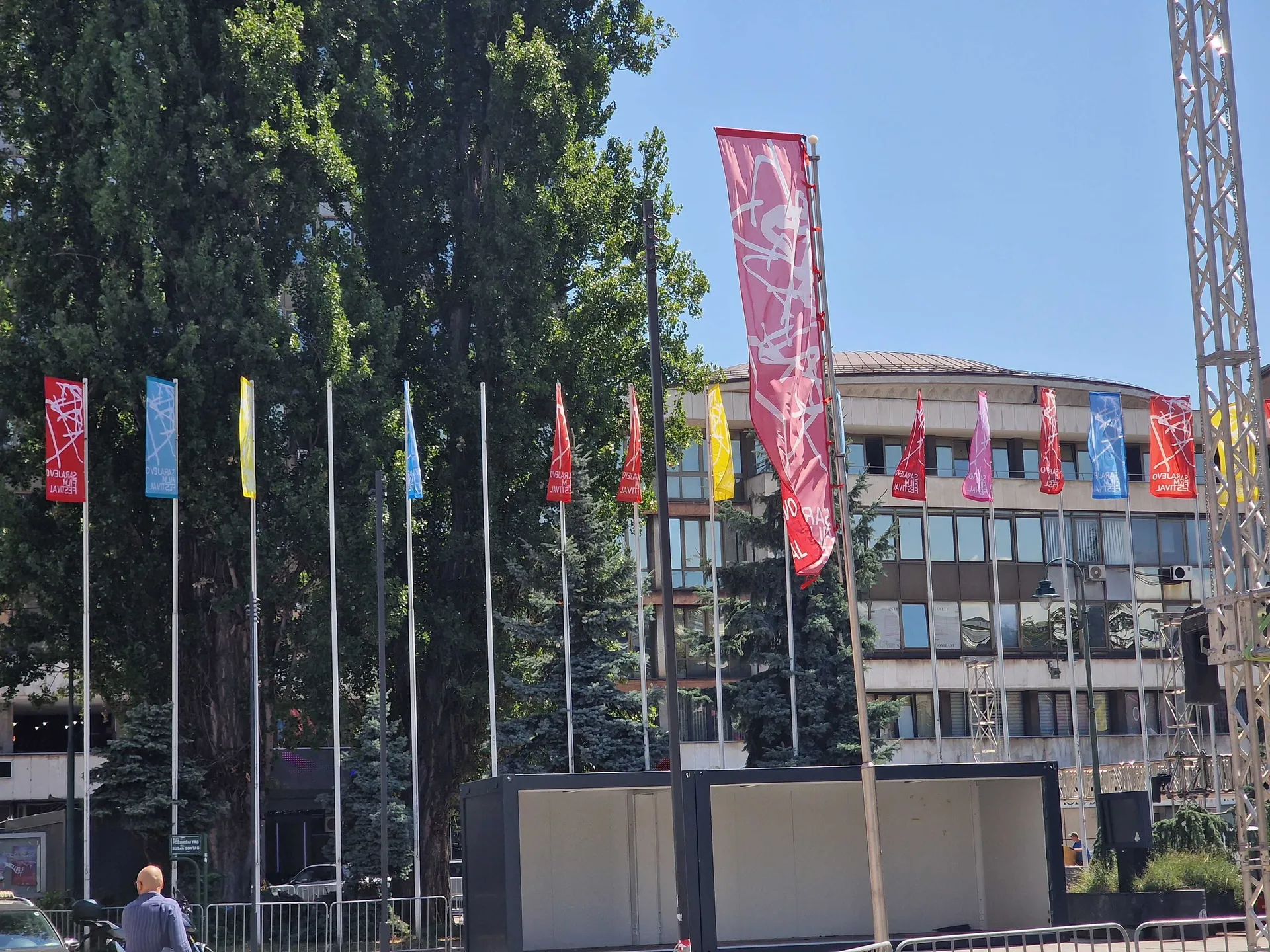 Počelo uređenje festivalskog trga: Sarajevo se priprema za najveću filmsku smotru u regiji - slika 3