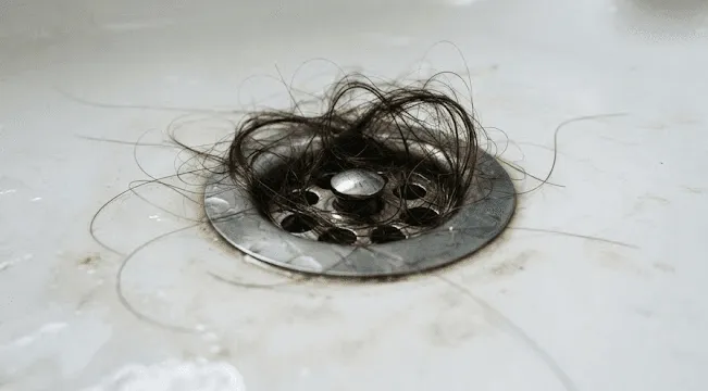 Odvod vam je pun dlaka? Ovaj jednostavan trik ih izvlači za manje od minute