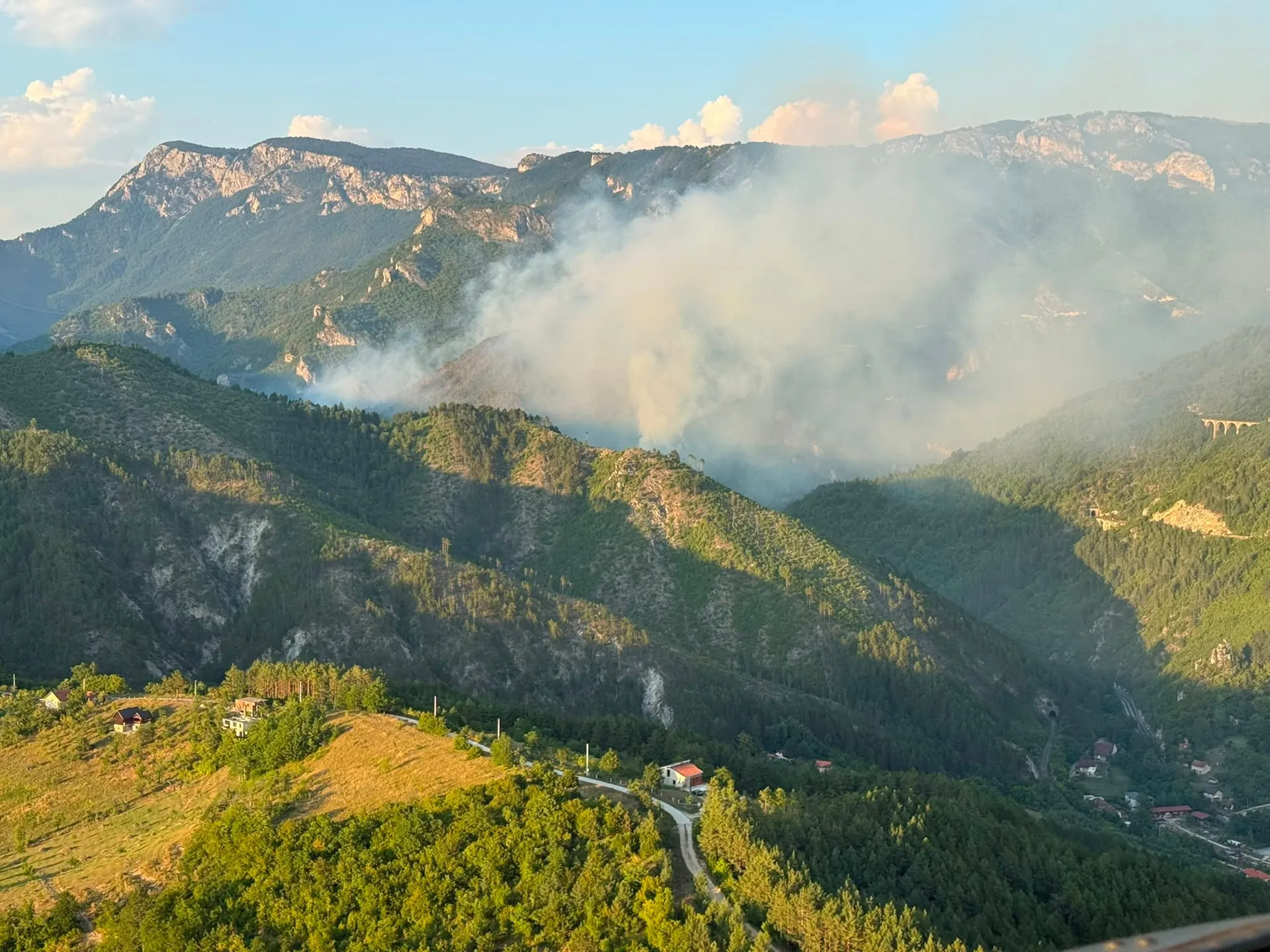 Helikopter OSBiH provodi jednu od najzahtjevnijih misija, pogledajte snimak sa terena