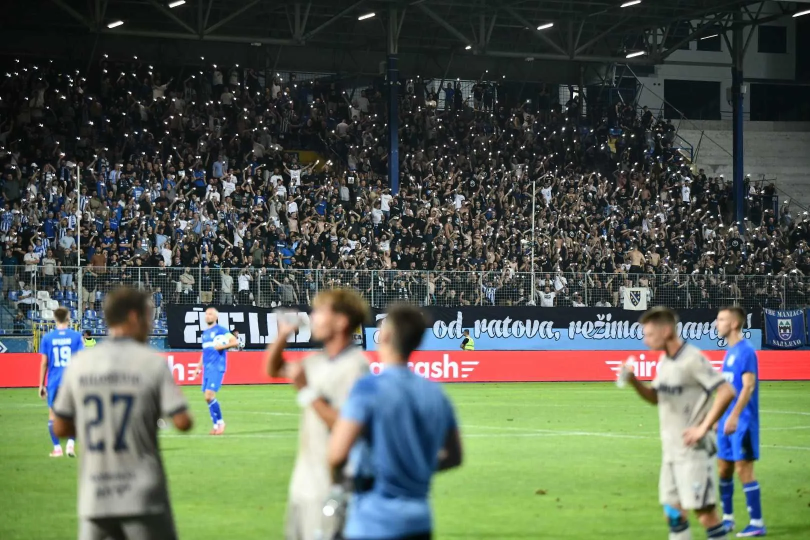 Igrači i navijači nakon utakmice