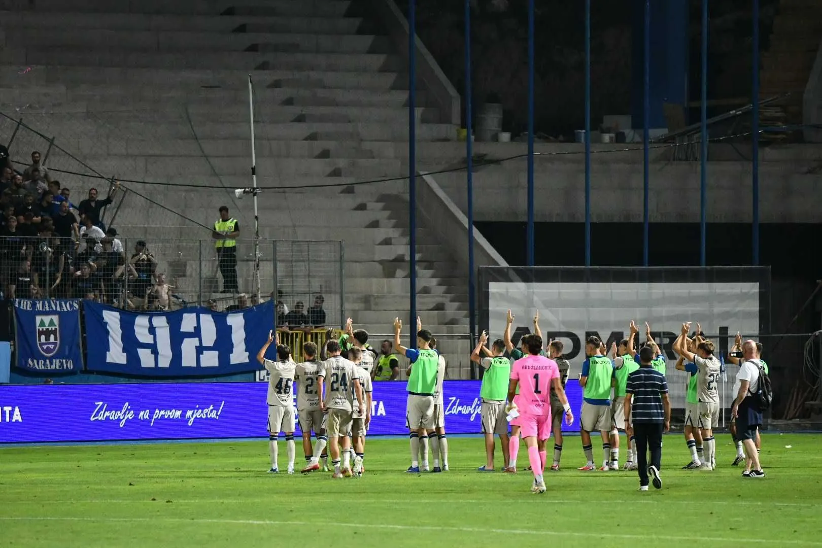 Igrači i navijači nakon utakmice