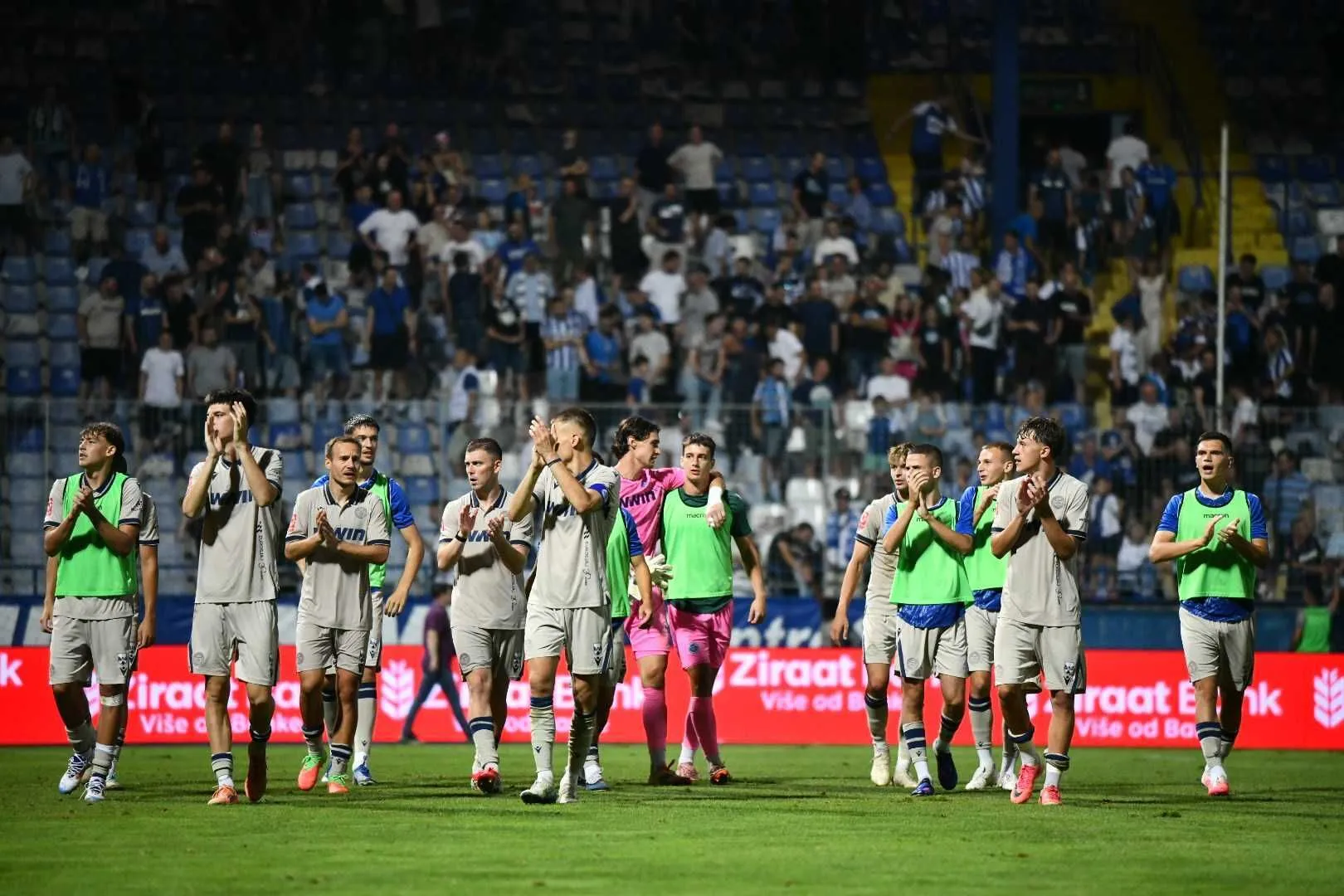 Igrači i navijači nakon utakmice