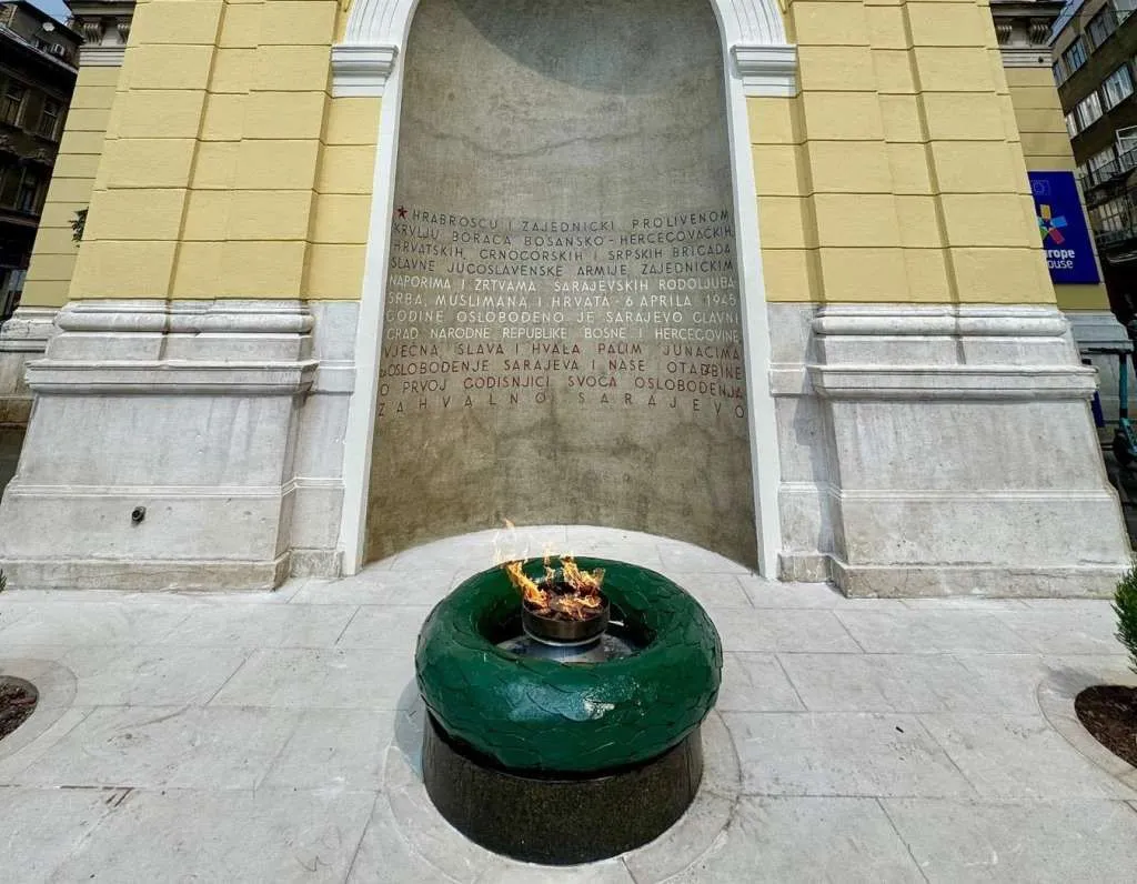 Završena obnova „Vječne vatre“: Simbol Sarajeva ponovo u punom sjaju
