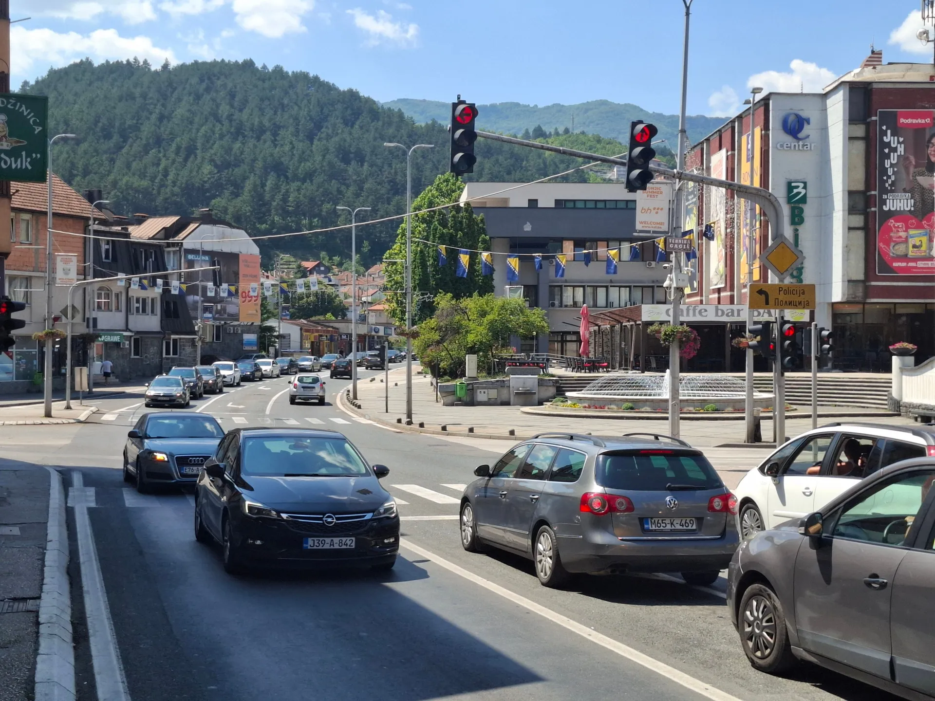 „Lahko je vama koji prolazite“: Zašto Konjičani brane semafor koji vozači mrze?