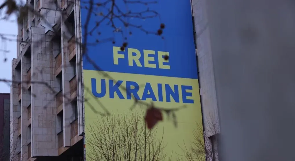 Priština uklonila ogromnu zastavu s natpisom "Slobodna Ukrajina" nakon izjave Zelenskog