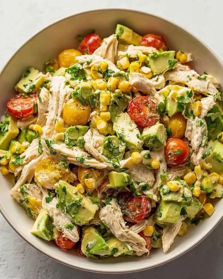 Ne znate šta kuhati po vrućini? Ova salata s piletinom i avokadom je pun pogodak