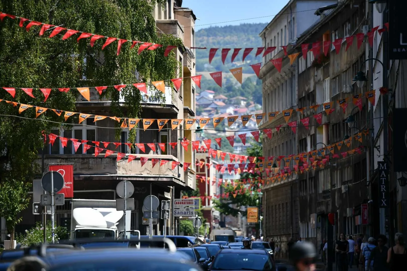 Postavljen crveni tepih odnosno bosanski ćilim
