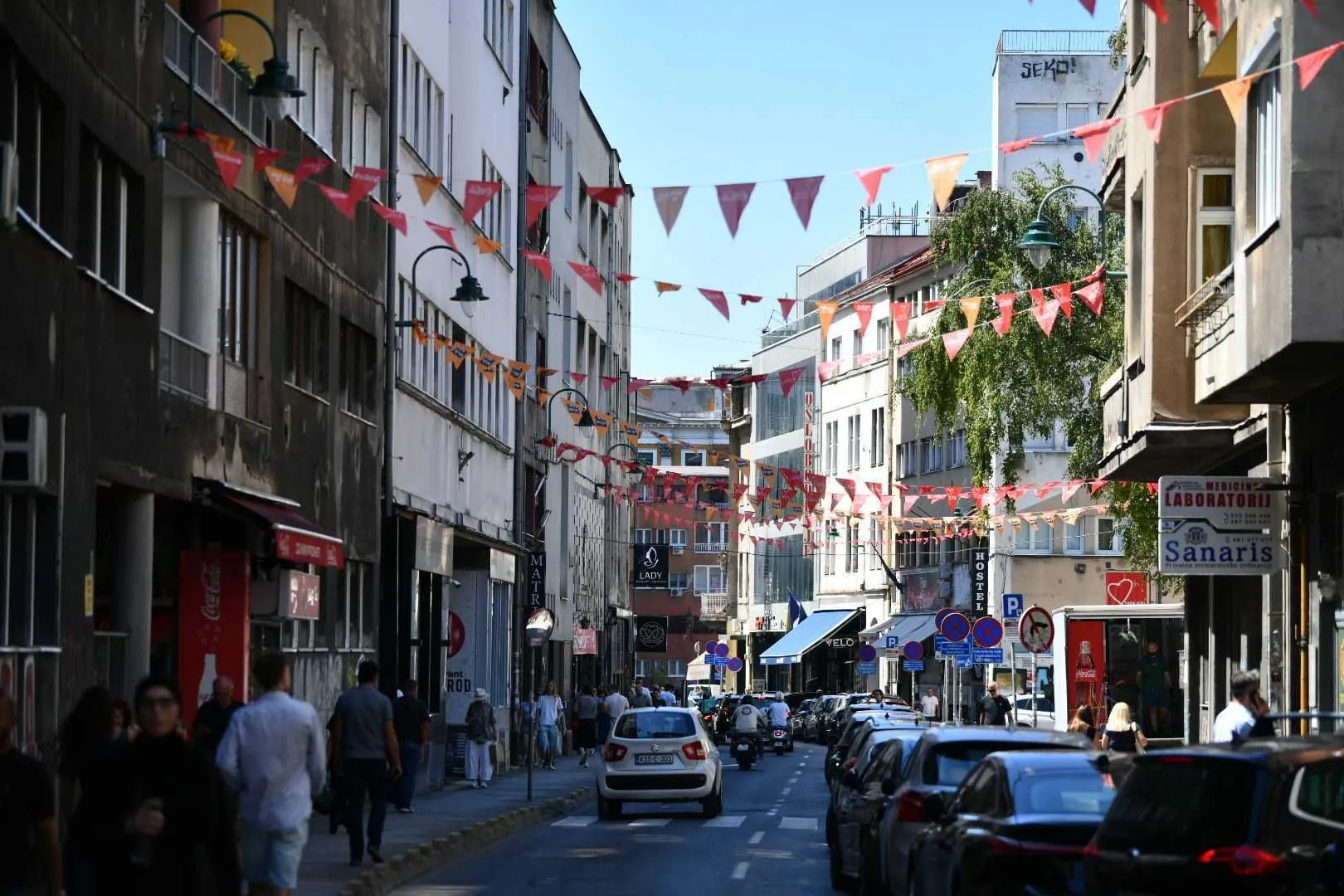 Postavljen crveni tepih odnosno bosanski ćilim