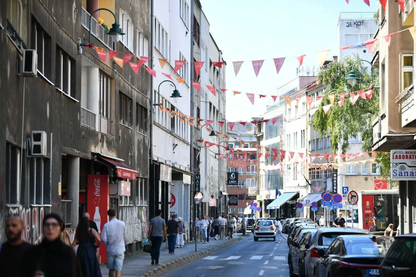 Postavljen crveni tepih odnosno bosanski ćilim