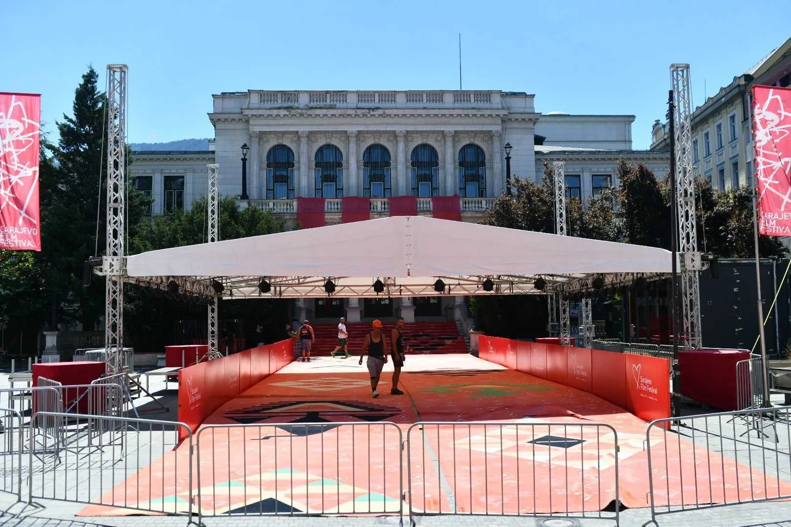 Bosanski ćilim zauzeo svoje mjesto, Sarajevo spremno za festivalsku groznicu