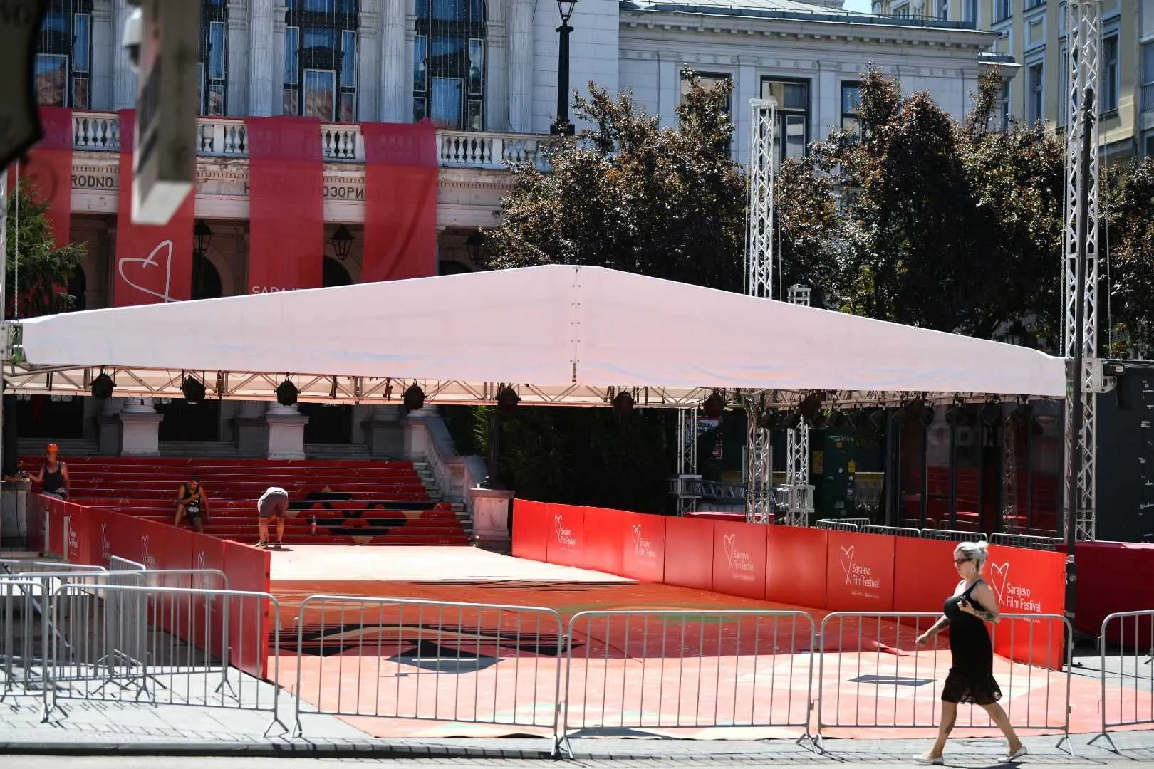 Postavljen crveni tepih odnosno bosanski ćilim