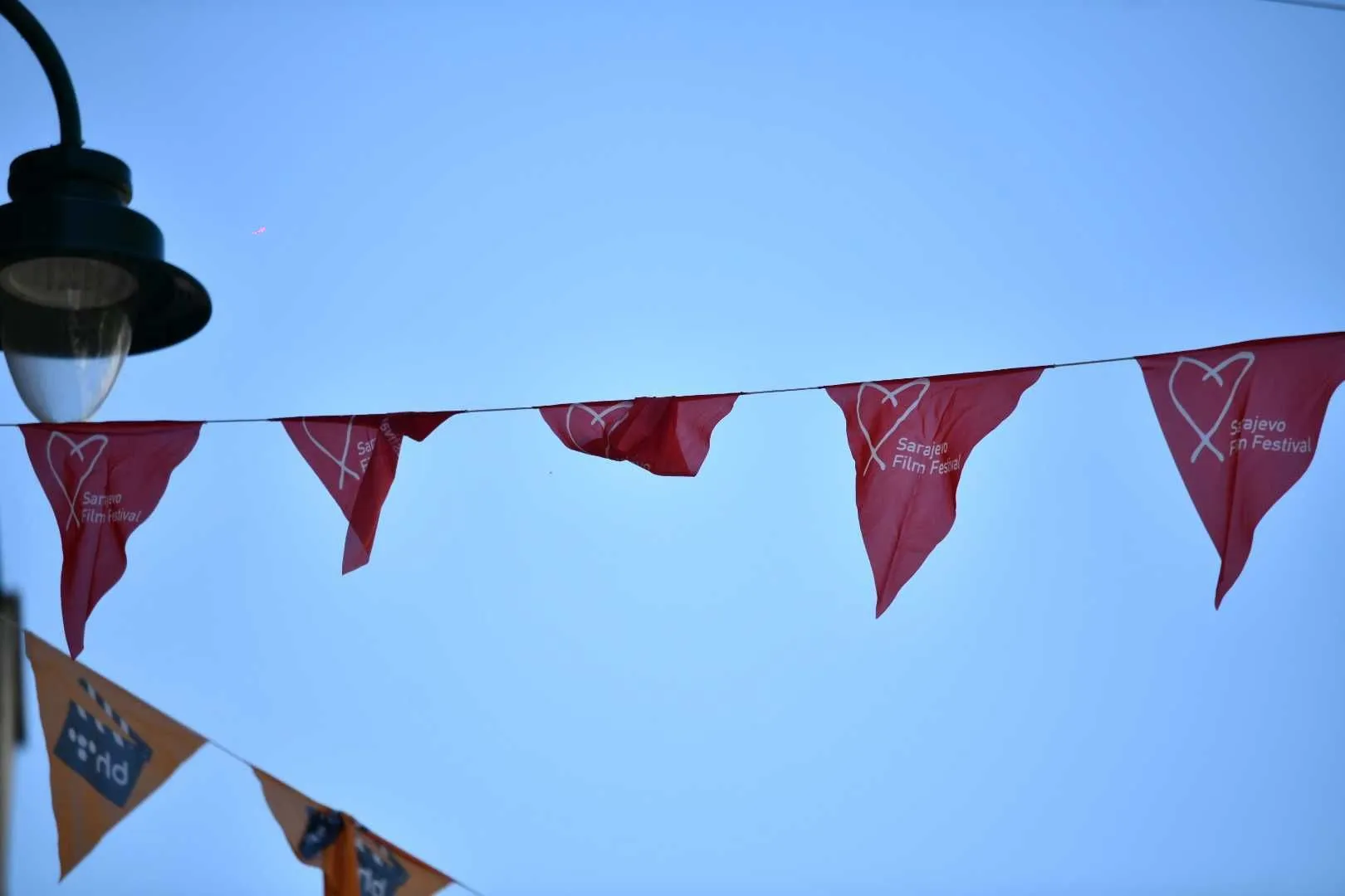 Postavljen crveni tepih odnosno bosanski ćilim