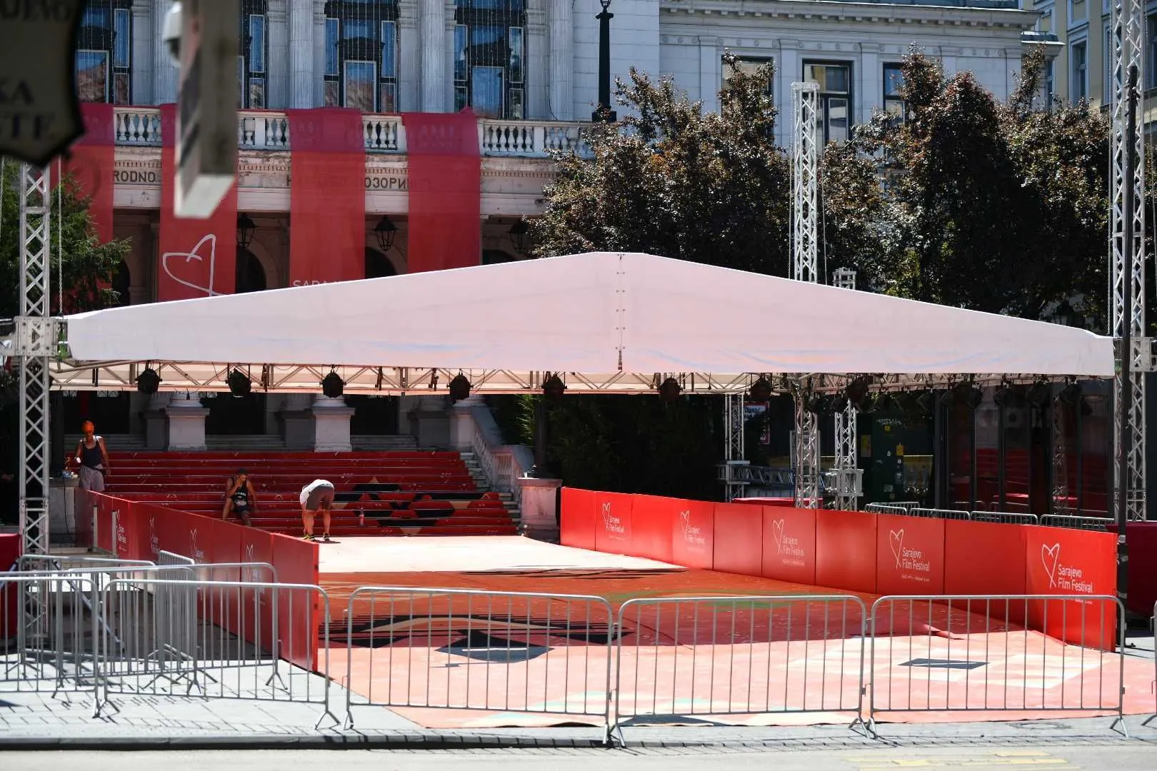 Postavljen crveni tepih odnosno bosanski ćilim