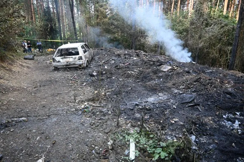 Mladići palili otpad kod Visokog pa izazvali požar, u potpunosti im izgorio Golf II