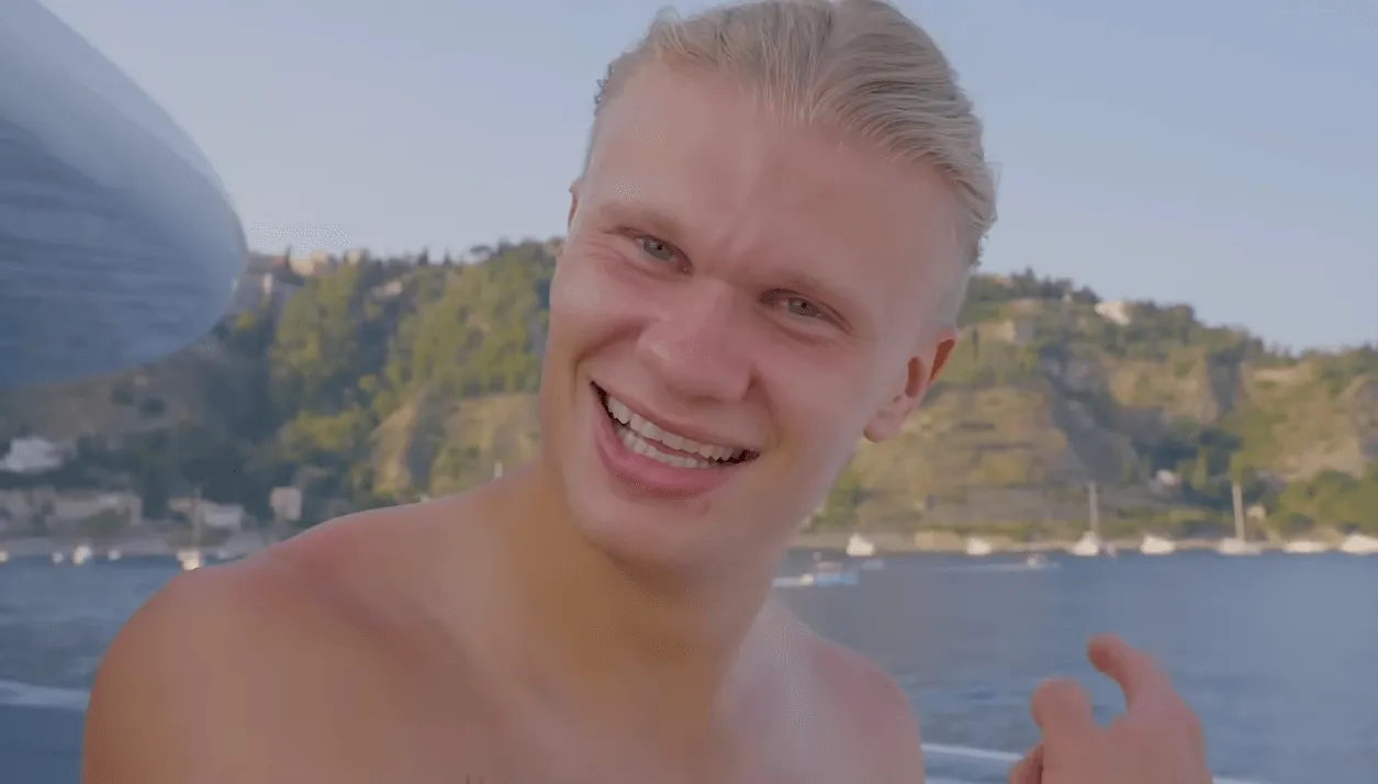 Turisti ugledali Haalanda na jahti pa mu prišli brodom, njegova reakcija nasmijala mnoge