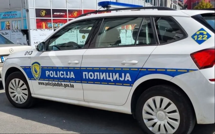 Četiri osobe uhapšene zbog napada na djecu i tjeranja da skinu majicu sa simbolom ljiljana