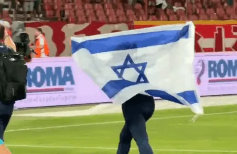 Izraelka koristila zastavu za provociranje navijača Zvezde, pogledajte reakciju