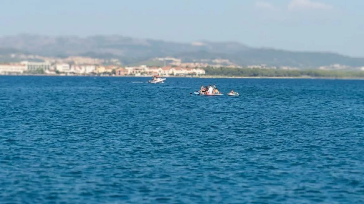 Četvero ljudi i dijete na gumenjaku krenuli preko najprometnije morske rute