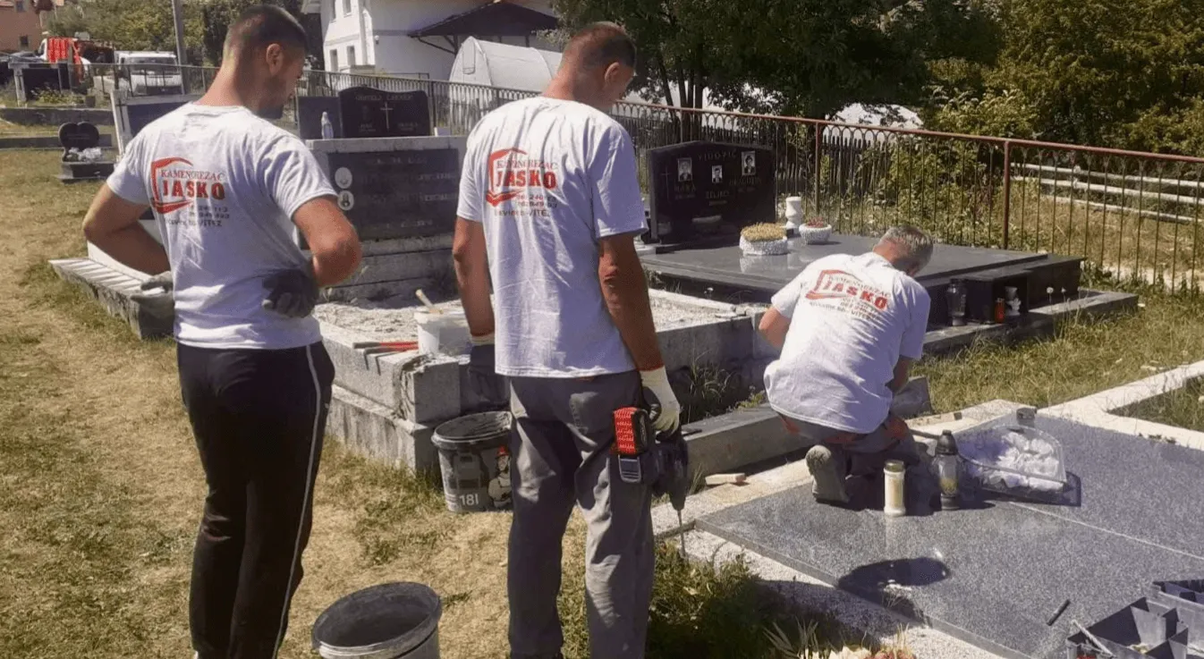 Dan nakon vandalizma kod Travnika, Bošnjak besplatno obnovio sve spomenike