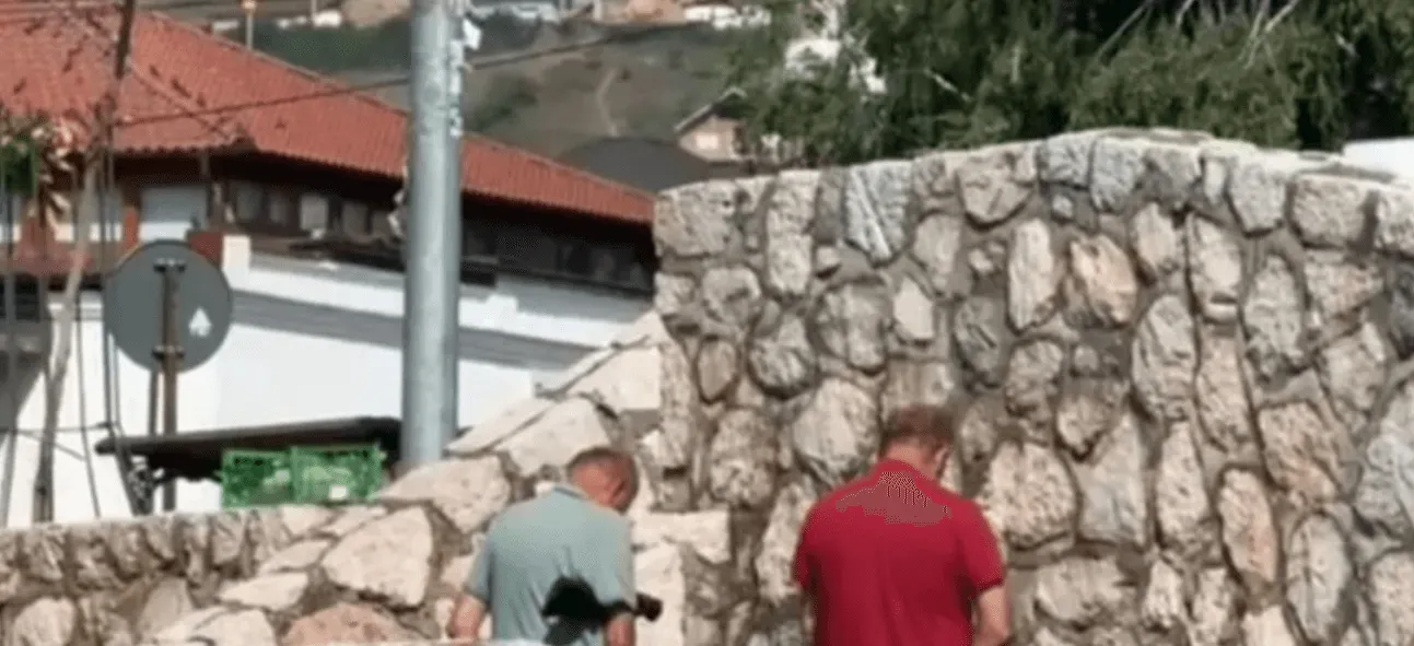 Snimak zgrozio javnost, muškarci vrše nuždu u centru grada, širi se smrad