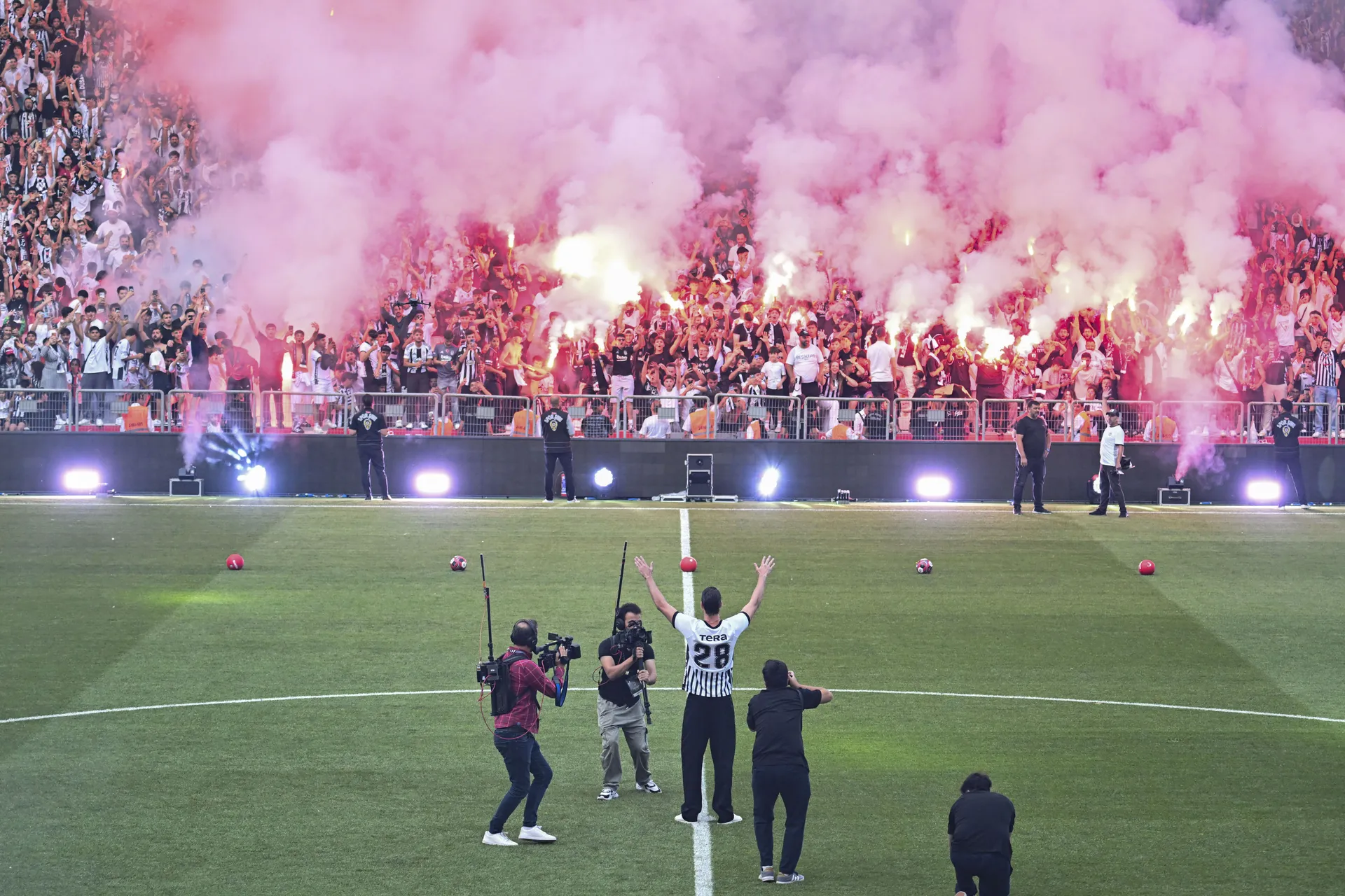 Na hiljade navijača dočekalo Dušana Vlahovića u turskom Besiktasu
