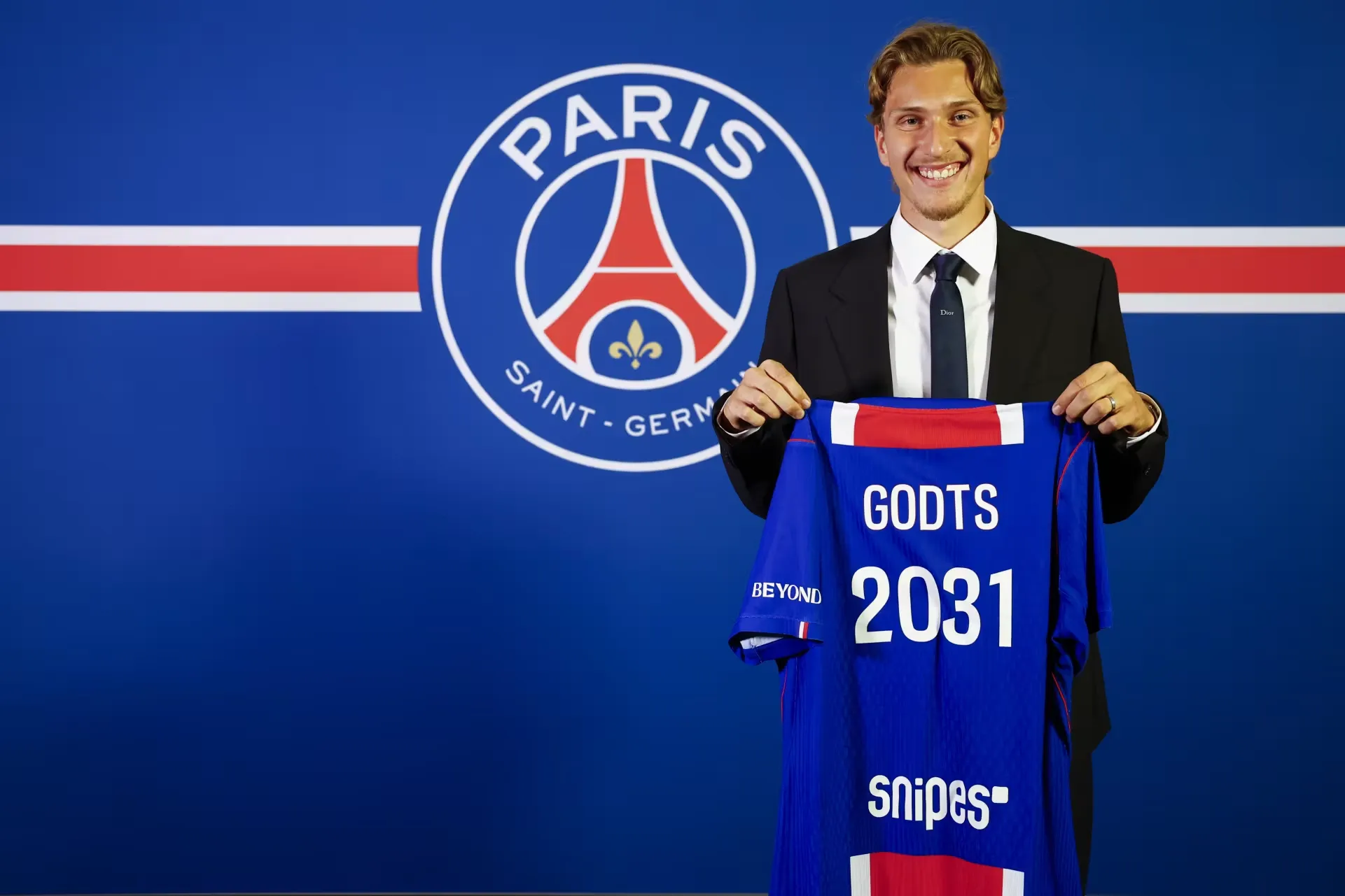 (ZVANIČNO) Talentovani belgijski napadač prešao iz Ajaxa u PSG 