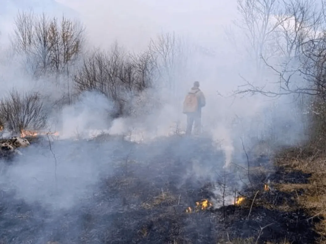 Više od 10 požara kod Sanskog Mosta, vatra bukti i na miniranom području