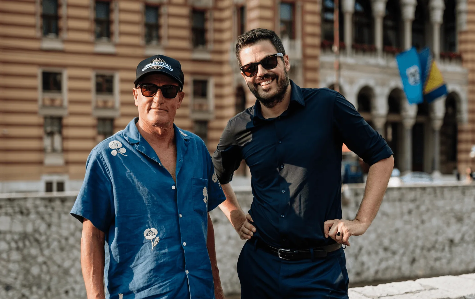 Woody Harrelson stigao u Sarajevo, holivudska zvijezda pozirala ispred Vijećnice