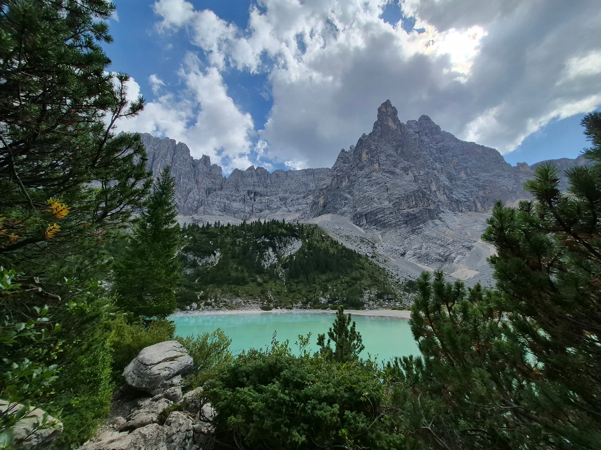 Put kroz Dolomite vodi do prizora koji izgledaju kao da nisu stvarni